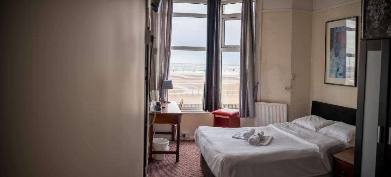 Bed and Breakfast The Chimes On The Sea Blackpool Esterno foto